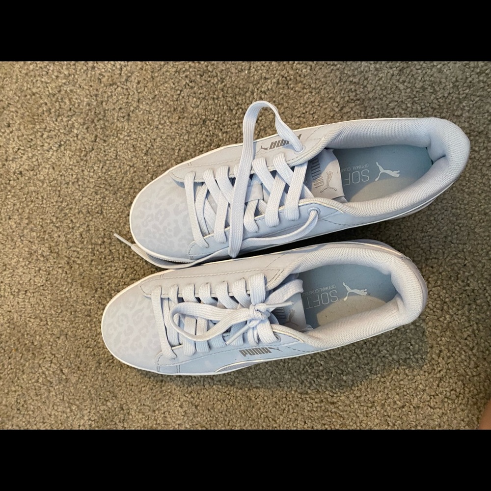 Brand new pumas sneakers!!!